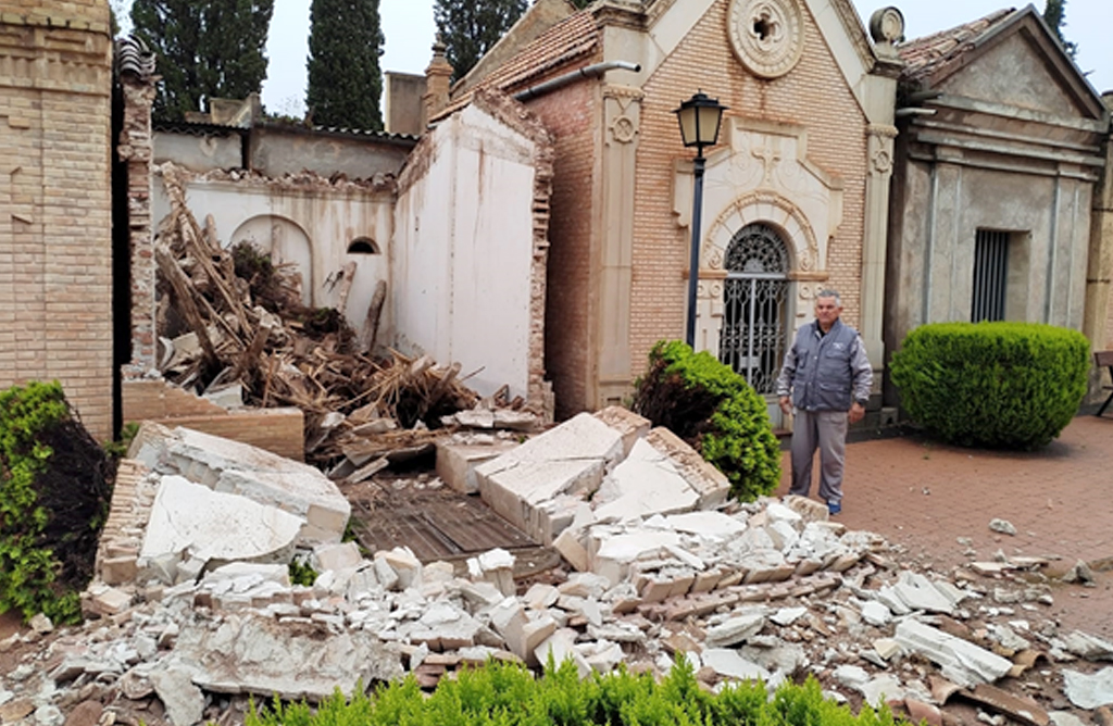 Las fuertes lluvias provocan el derrumbe de un panteón en el Cementerio Municipal